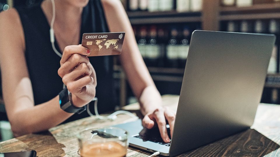 Lady at a cafe paying for something on her laptop.